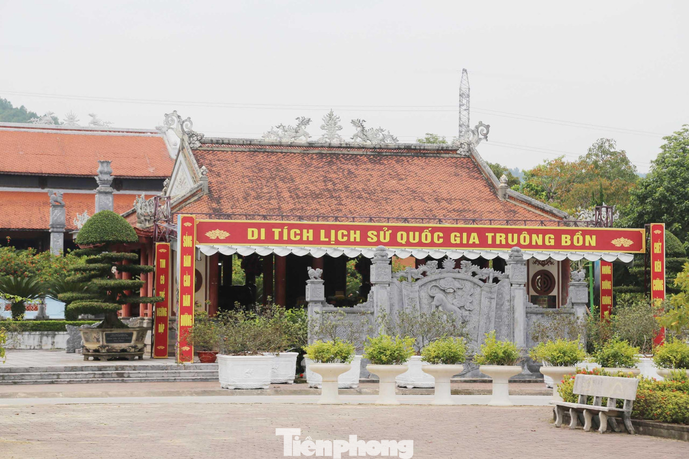 Là một vị trí giao thông huyết mạch trên tuyến đường 15A, Truông Bồn (xã Mỹ Sơn, huyện Đô Lương, Nghệ An) trở thành trọng điểm bắn phá ác liệt của đế quốc Mỹ. Để đảm bảo thông tuyến chi viện chiến trường miền Nam, những tiểu đội thanh niên xung phong (TNXP) đã “đội mưa bom, bão đạn” đào đất lấp hố bom, làm cọc tiêu sống. Thất bại trên các chiến trường, đế quốc Mỹ buộc phải ngừng ném bom miền Bắc từ ngày 1/11/1968. Ngày 31/10/1968, 13 TNXP (11 nữ, 2 nam) thuộc tiểu đội 2 của Đại đội 317, Đội 6, Tổng đội TNXP Nghệ An đã ngã xuống trong trận bom ác liệt cuối cùng của địch tại Truông Bồn.