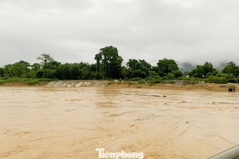 Cầu Kẻ Bọn km92+640 QL48 ngay trung tâm thị trấn Tân Lạc bị ngập sâu.