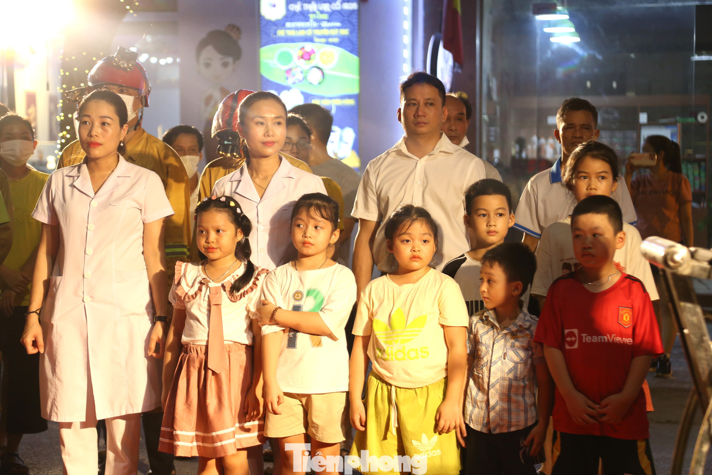 Lực lượng chức năng, người dân, các em nhỏ tham gia thực tập.