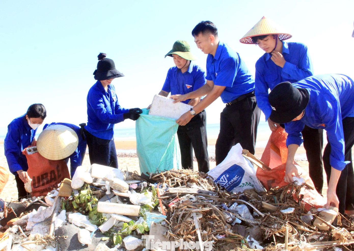 Ra quân dọn vệ sinh môi trường biển.
