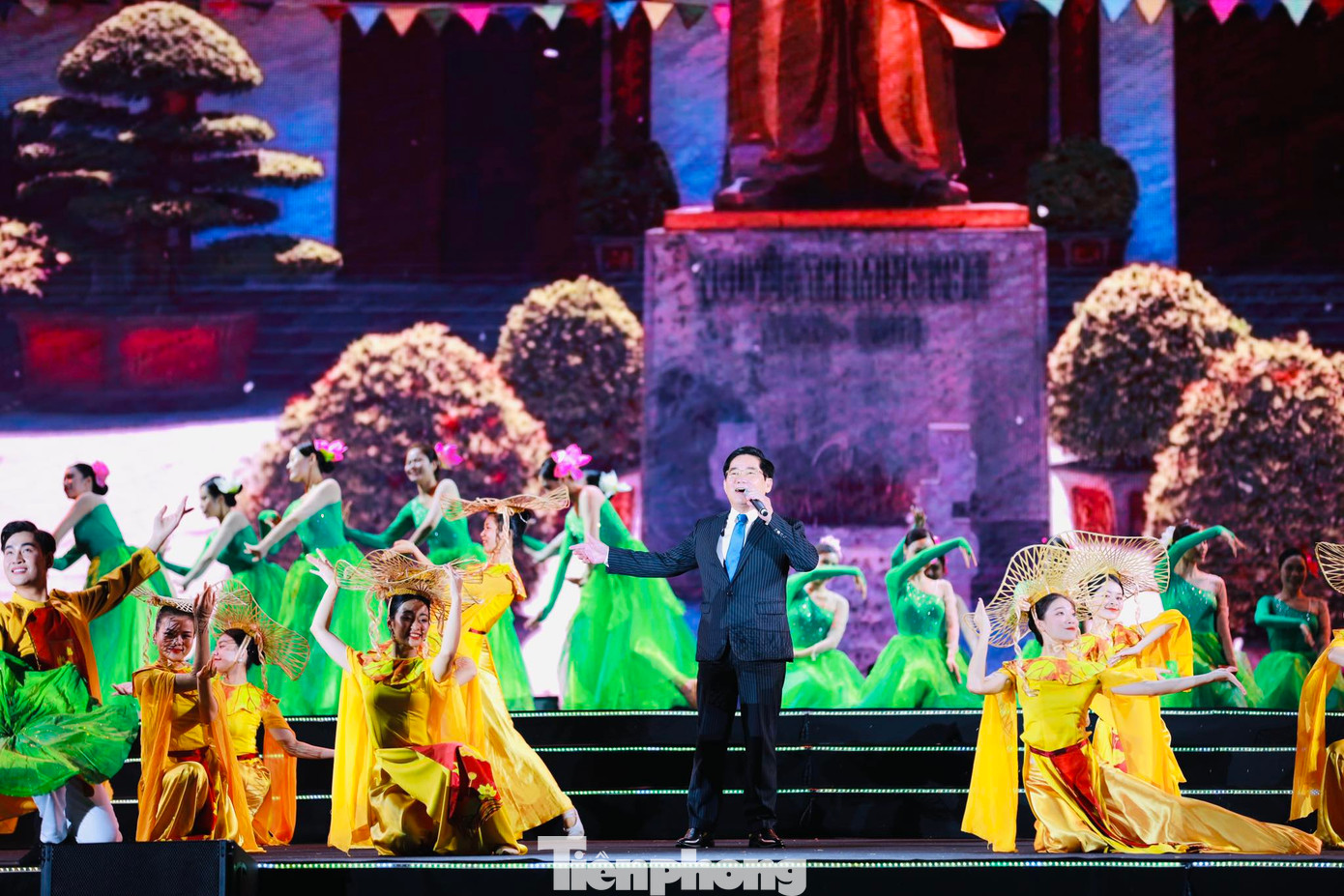 Nhiều nghệ sĩ nổi tiếng góp mặt tại chương trình. Nhiều nghệ sĩ nổi tiếng góp mặt tại chương trình.