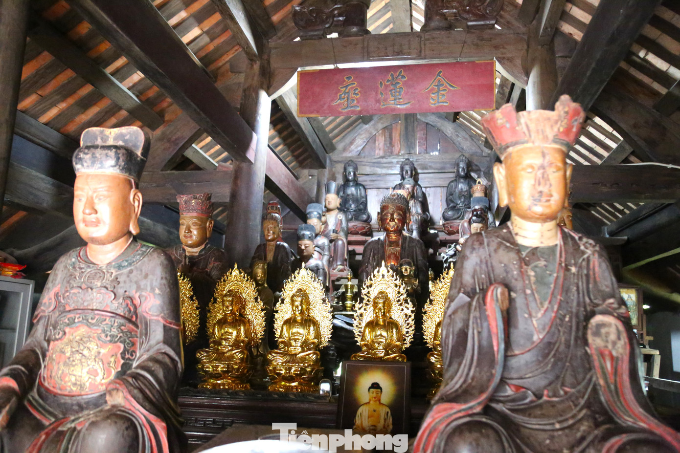 Trong chùa thượng 3 gian nằm dọc, có 3 bàn thờ liền nhau. Tượng được bài trí thành 3 hàng dọc, từ trước ra sau, từ ít đến nhiều, từ thấp lên cao.