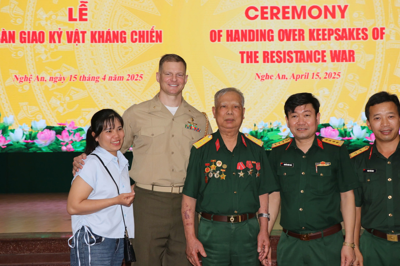 Các đại biểu và thân nhân liệt sỹ, cựu chiến binh chụp ảnh lưu niệm