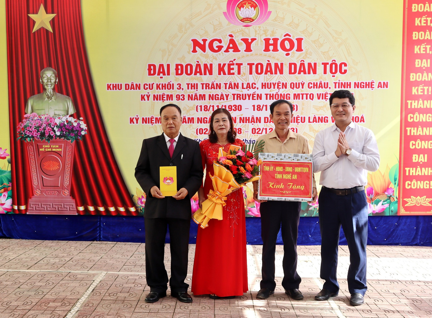 Trao quà cho tập thể nhân dân khối 3, thị trấn Tân Lạc.