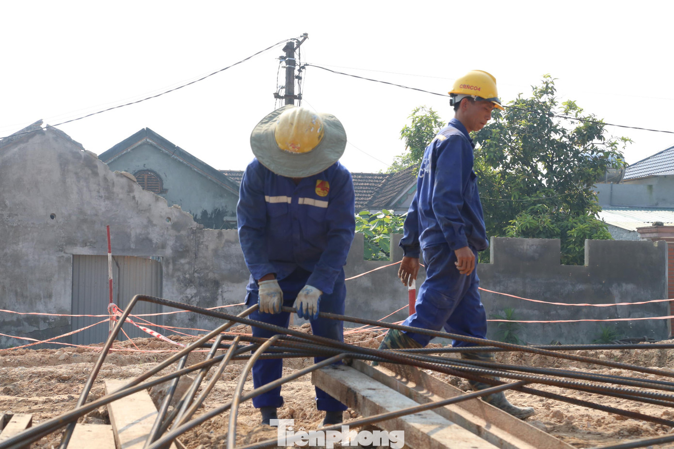 Năm 2021, việc thi công gặp một số vướng mắc về những lý do khách quan và chủ quan. Tuy nhiên, sau khi khơi thông nguồn vốn tín dụng, ký kết tín dụng, doanh nghiệp dự án, liên danh nhà thầu đã huy động tối đa nhân lực, vật lực để phục vụ thi công.