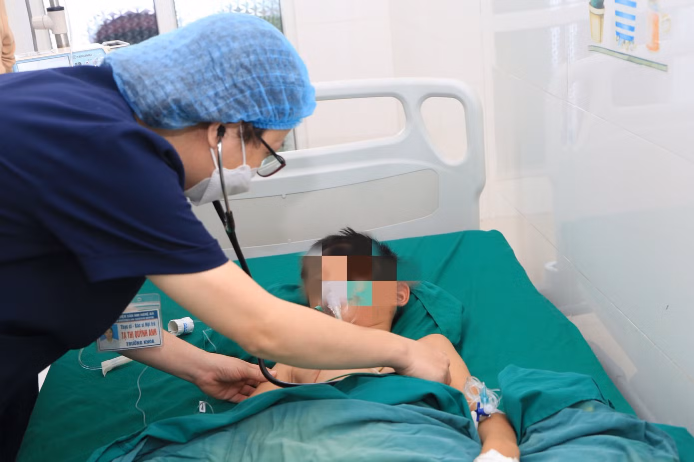 Cháu Anh Đ. đã được cắt lọc, tạo hình vết thương phần mềm cẳng chân trái và lấy dị vật đùi phải. Cháu Anh Đ. đã được cắt lọc, tạo hình vết thương phần mềm cẳng chân trái và lấy dị vật đùi phải.