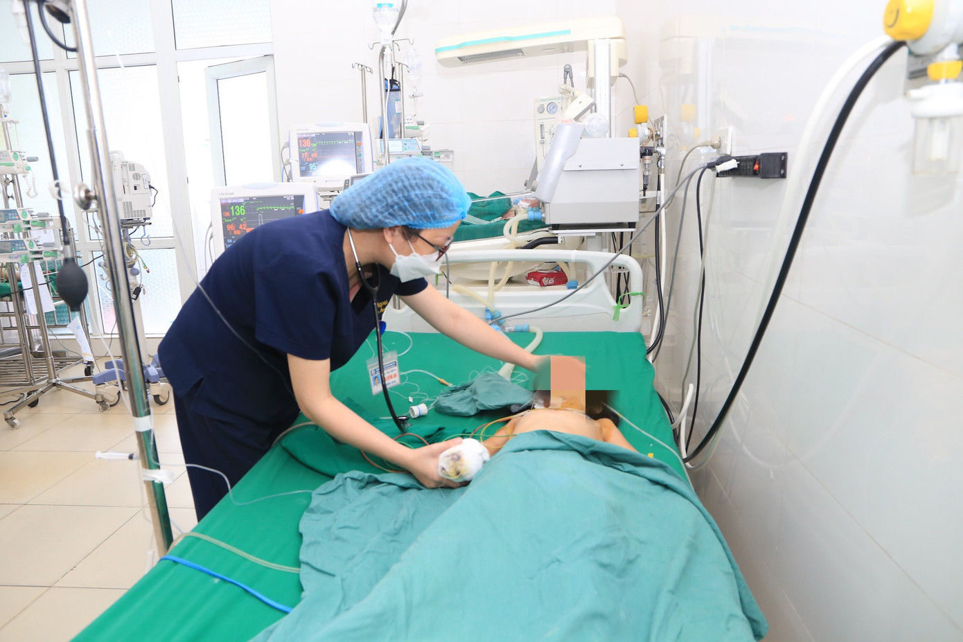 Sau phẫu thuật, cháu V. đang được theo dõi tích cực tại bệnh viện Sau phẫu thuật, cháu V. đang được theo dõi tích cực tại bệnh viện