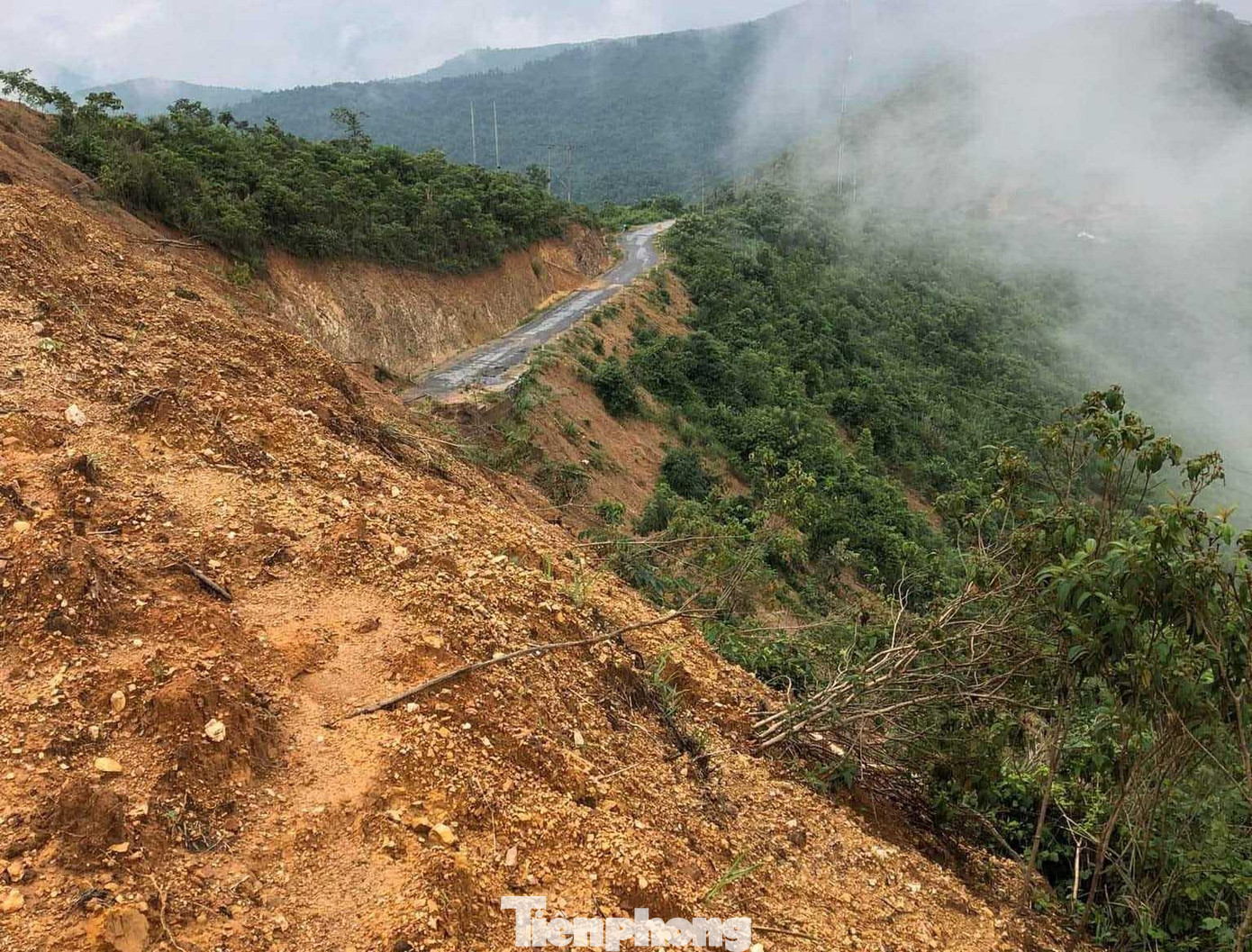 Đường vào điểm trường của các giáo viên cắm bản bị sạt lở nghiêm trọng