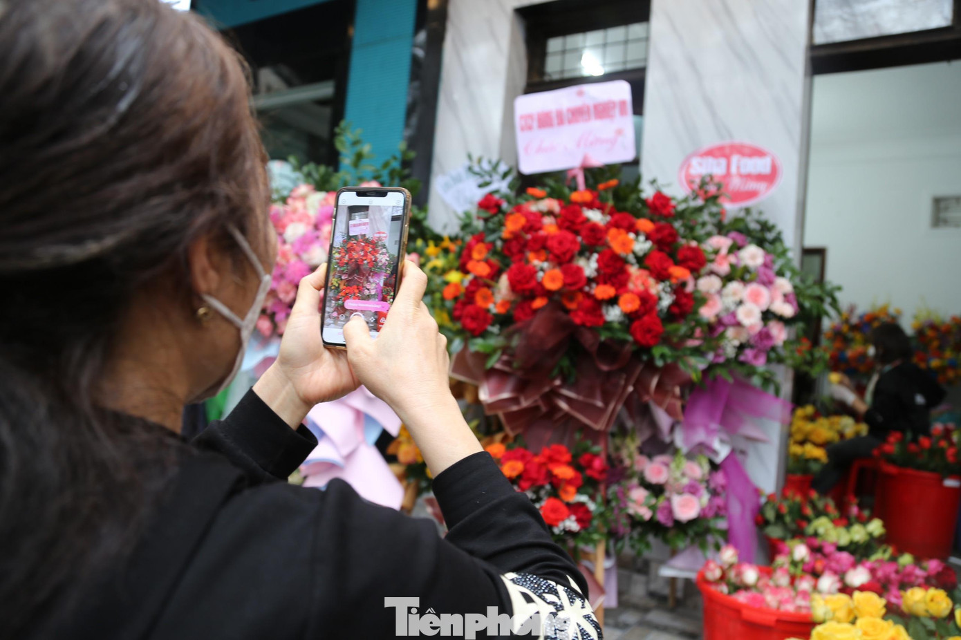 Nắm bắt nhu cầu, thói quen mua sắm này của khách, hầu hết các shop hoa, quà tặng đều thay đổi phương thức tiếp cận khách hàng qua kênh mua sắm online qua Facebook, Zalo… Đồng thời, đưa ra các chương trình khuyến mãi như: Giao quà miễn phí, khuyến mãi thêm thiệp chúc mừng,…