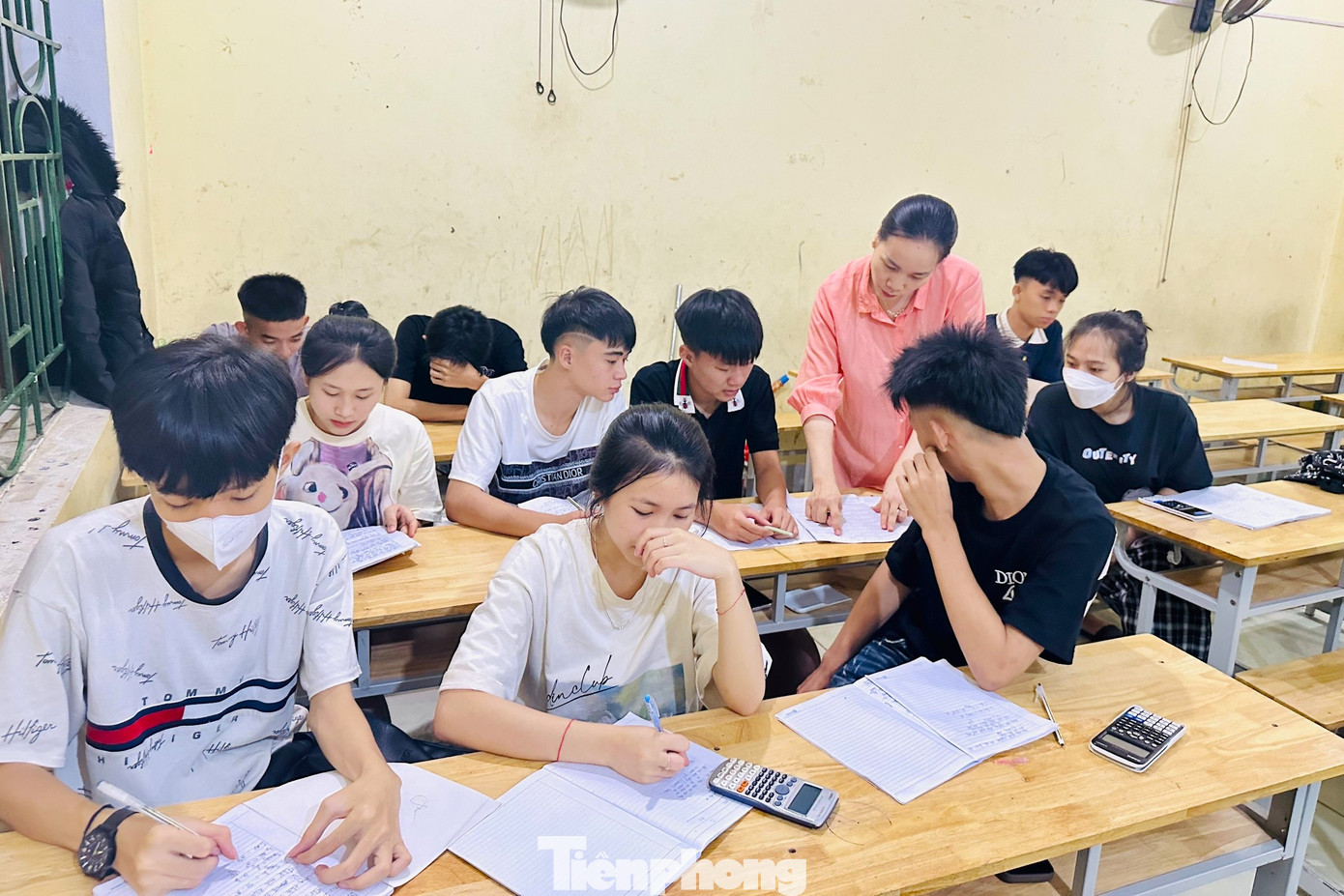 Ngoài những giờ dạy học trên lớp, tối đến, các thầy cô lại tất bật chuẩn bị tài liệu tới trường phụ đạo, ôn thi miễn phí cho học trò.