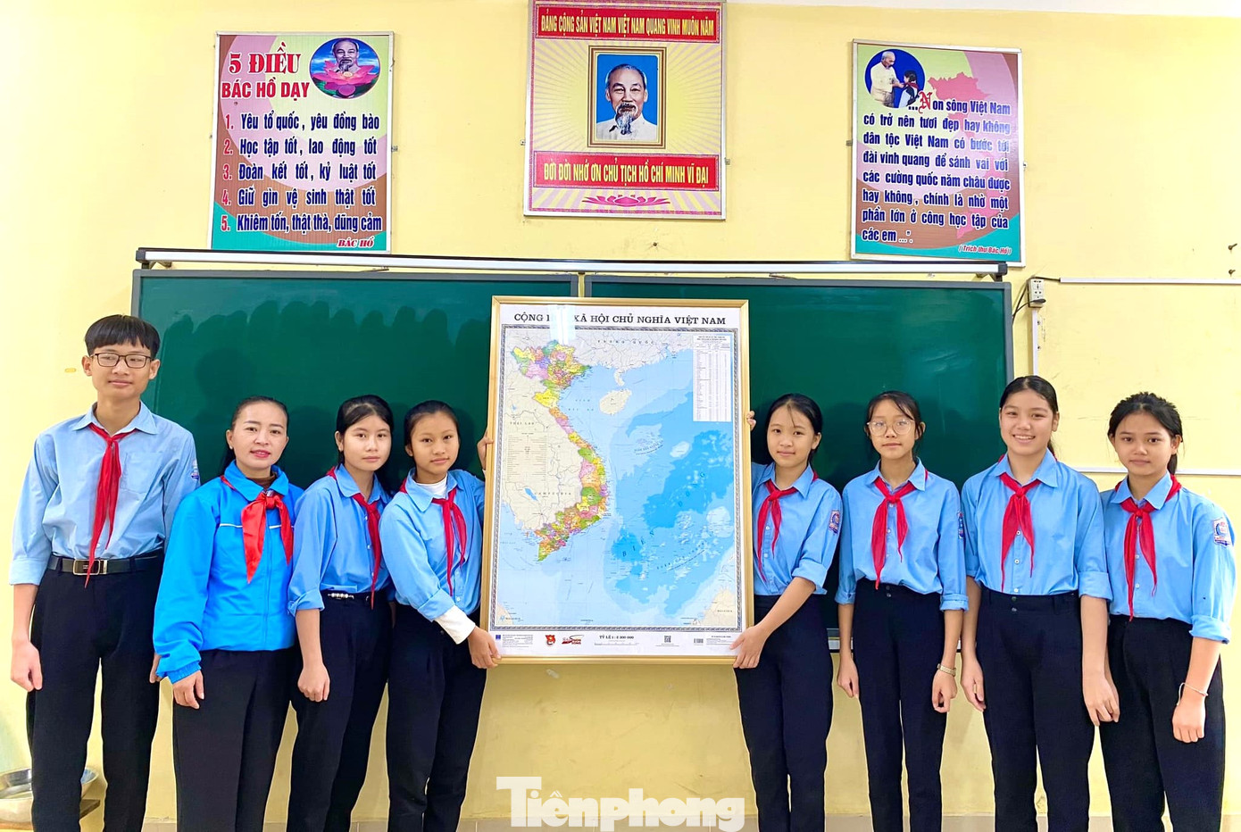 Những tấm bản đồ Việt Nam được treo trong lớp học.