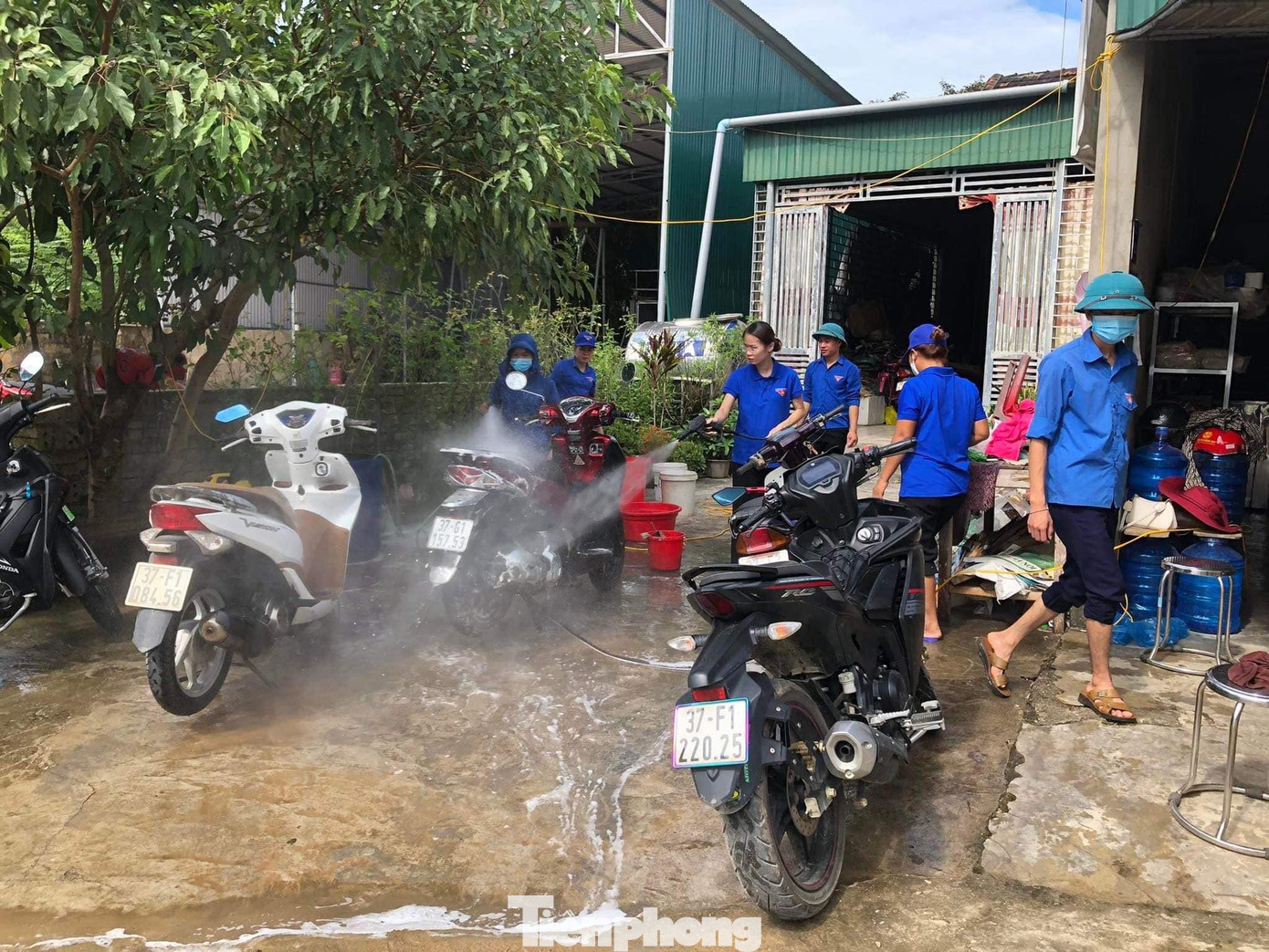 Chỉ trong một ngày tổ chức rửa xe gây quỹ tặng quà cho các em nhỏ có hoàn cảnh khó khăn trước thềm năm học mới, Đoàn xã Châu Tiến đã thu về số tiền gần hai triệu đồng.