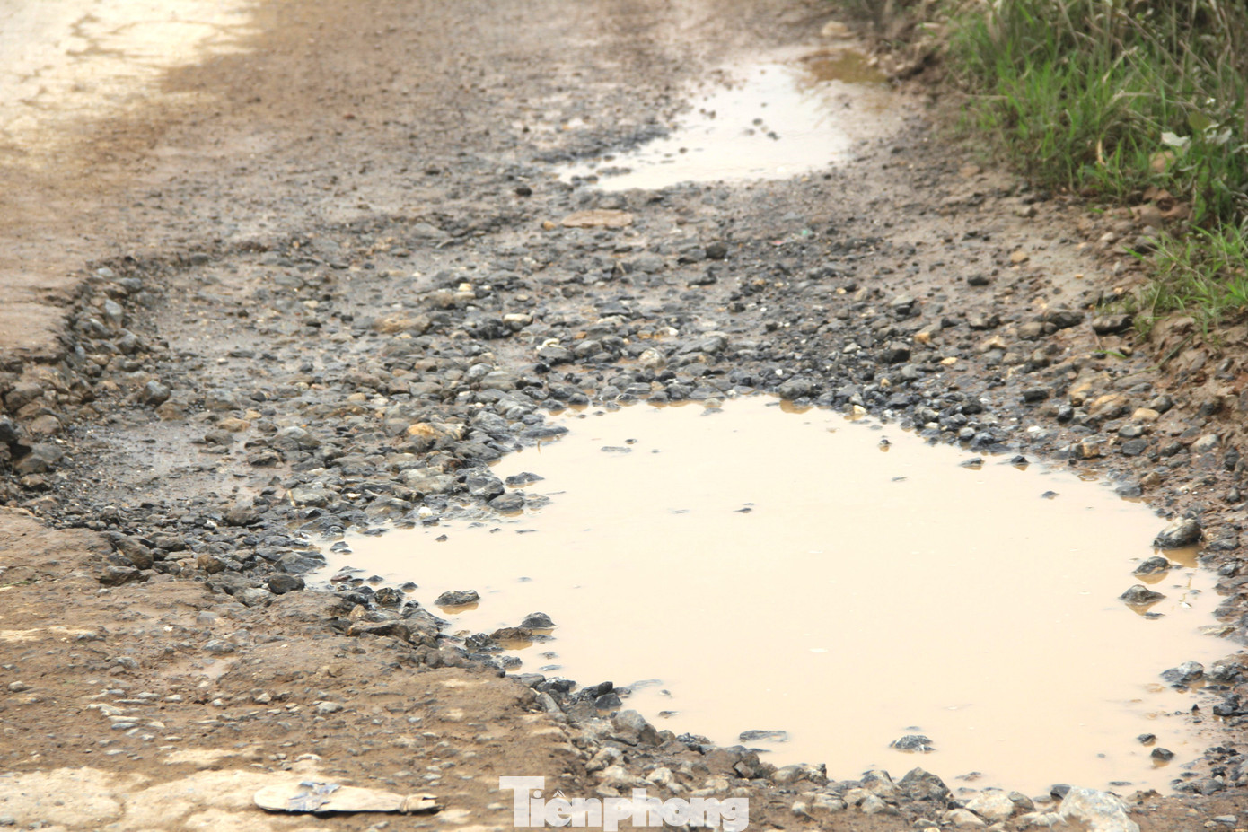 Mặt đường bong tróc nham nhở