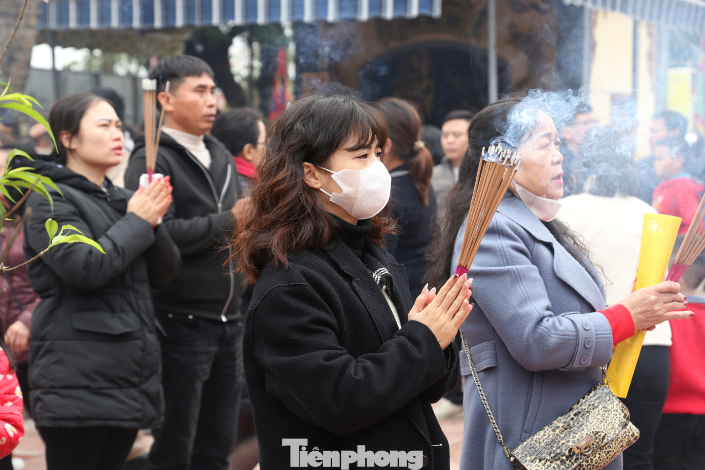 Do đó, mỗi dịp tết đến xuân về hay các ngày lễ hội, hàng nghìn người dân và du khách thập phương về đền để dâng hương, dâng lễ.