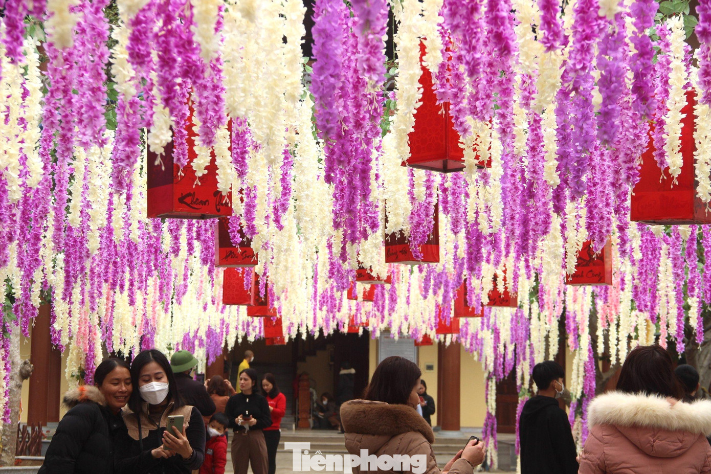 Các lối đi trong chùa đều lung linh, tràn ngập sắc màu.