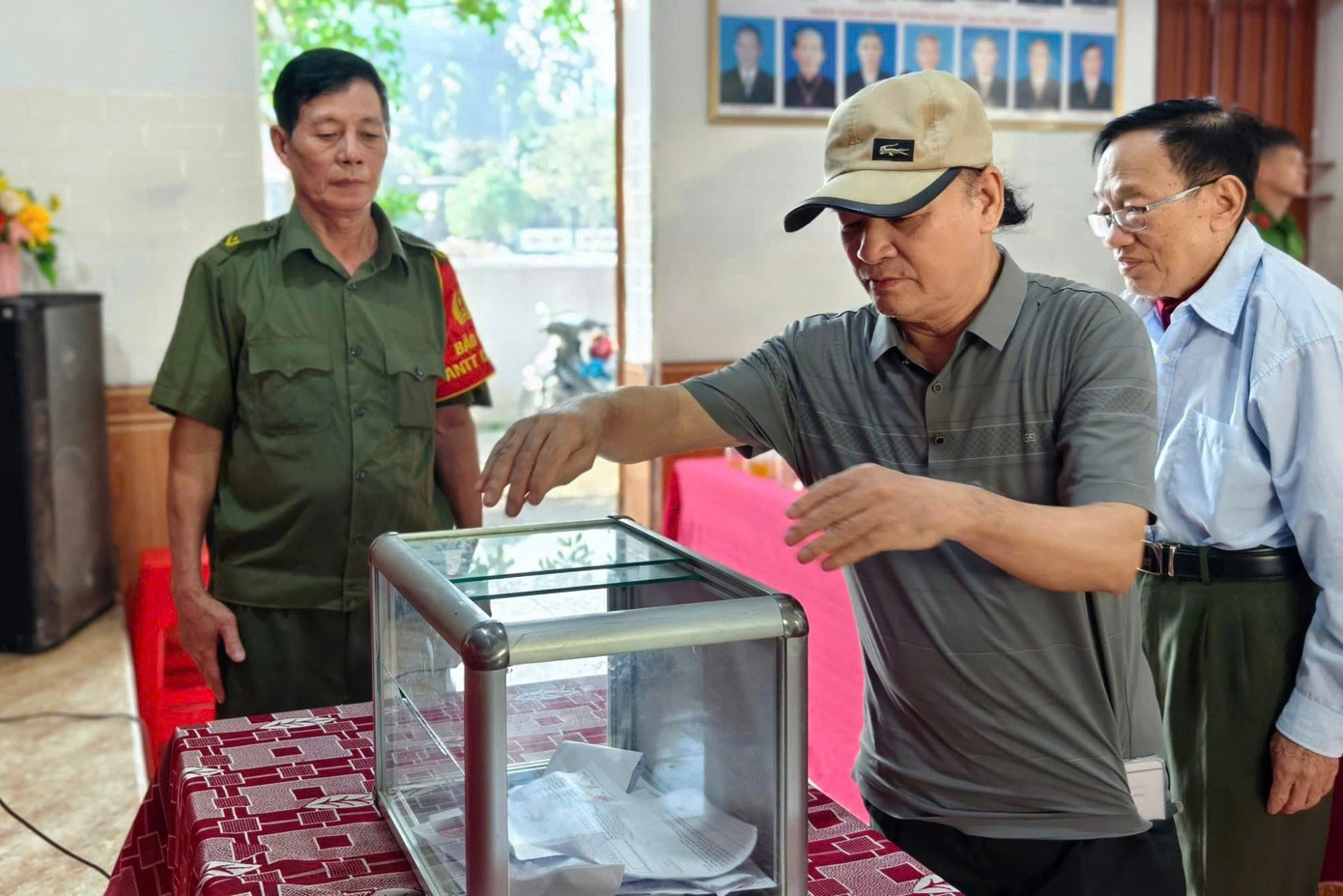 Người dân Nghệ An bỏ phiếu lấy ý kiến cử tri về đặt tên đơn vị xã, phường mới.