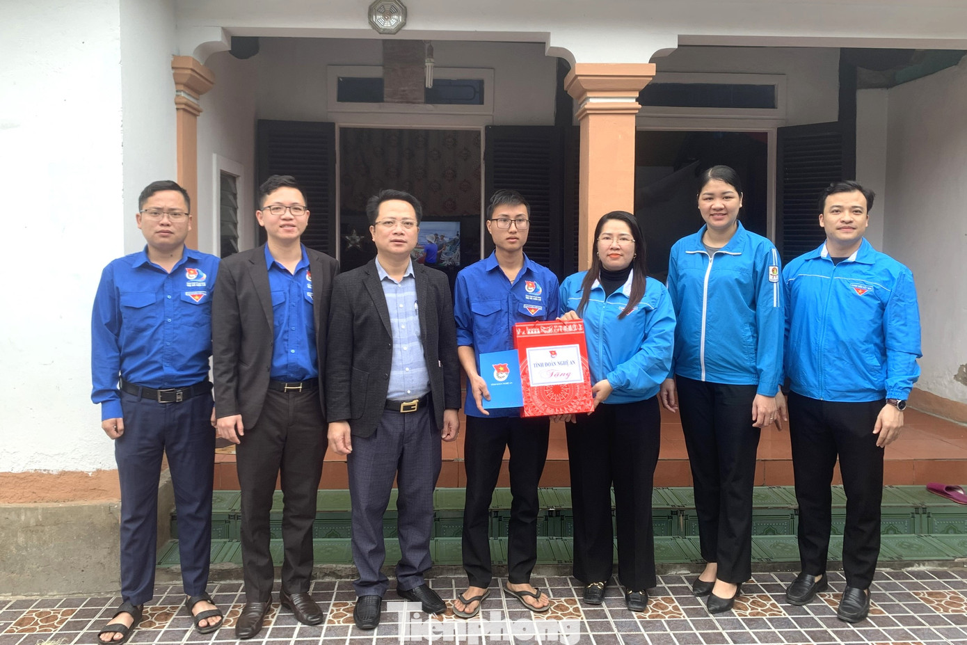 Bên cạnh đó, đoàn đã gặp gỡ, tặng quà các Đảng viên trẻ là những đoàn viên công nhân, người lao động, thanh niên mới được kết nạp Đảng. Trong ảnh, chị Nguyễn Thị Phương Thúy – Phó Bí thư Tỉnh Đoàn Nghệ An thăm, tặng quà cho Đảng viên trẻ Nguyễn Văn Thành (SN 1997), là thanh niên phát triển kinh tế, nuôi trồng thủy hải sản, có bè cá ở xã Nghi Tân, TX Cửa Lò. Bên cạnh đó, đoàn đã gặp gỡ, tặng quà các Đảng viên trẻ là những đoàn viên công nhân, người lao động, thanh niên mới được kết nạp Đảng. Trong ảnh, chị Nguyễn Thị Phương Thúy – Phó Bí thư Tỉnh Đoàn Nghệ An thăm, tặng quà cho Đảng viên trẻ Nguyễn Văn Thành (SN 1997), là thanh niên phát triển kinh tế, nuôi trồng thủy hải sản, có bè cá ở xã Nghi Tân, TX Cửa Lò.