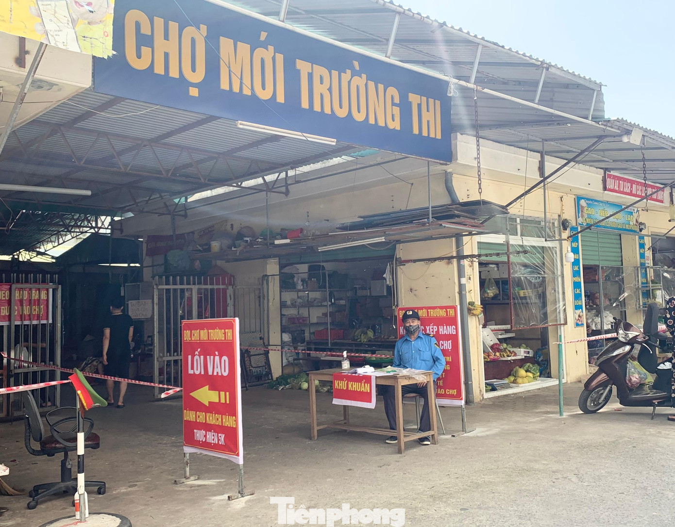 UBND thành phố Vinh (Nghệ An) vừa chính thức cho phép hoạt động trở lại thêm 9 khu chợ bao gồm: chợ Đỉn (phường Hưng Dũng), chợ Quán Lau, chợ Mới Trường Thi, chợ Đước, chợ Phong Toàn, chợ Cầu Kênh Bắc, chợ Đội Cung, chợ Đông Vĩnh và chợ Trụ (xã Hưng Hòa). Như vậy, tính đến thời điểm hiện tại đã có 17/26 chợ được hoạt động trở lại trên địa bàn thành phố Vinh.