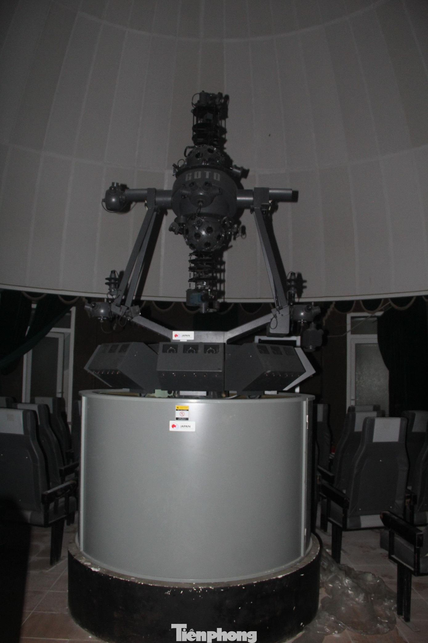 Khu vực trung tâm của căn phòng im lìm trong bóng tối