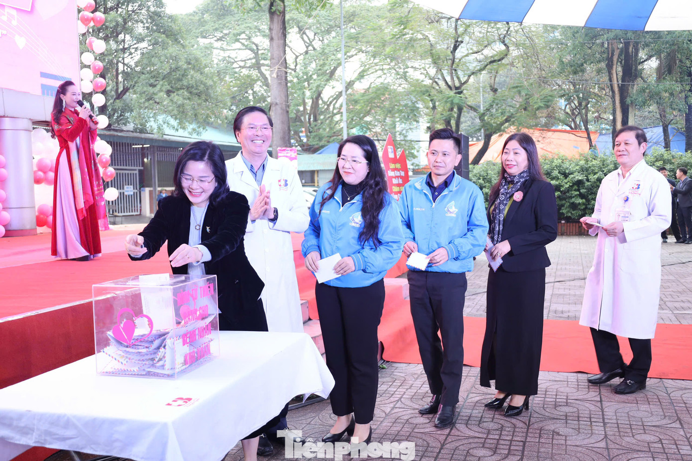 Tại chương trình, các lãnh đạo, cán bộ nhân viên y tế, người dân đã cùng quyên góp vào thùng từ thiện. Số tiền gần 65 triệu đồng thu được sẽ dành tặng cho 15 bệnh nhân có hoàn cảnh đặc biệt khó khăn đang điều trị tại Bệnh viện Ung bướu Nghệ An. Trong ảnh, TS.BS Lê Thị Hoài Chung - Tỉnh ủy viên, Giám đốc Sở Y tế Nghệ An quyên góp tại chương trình.