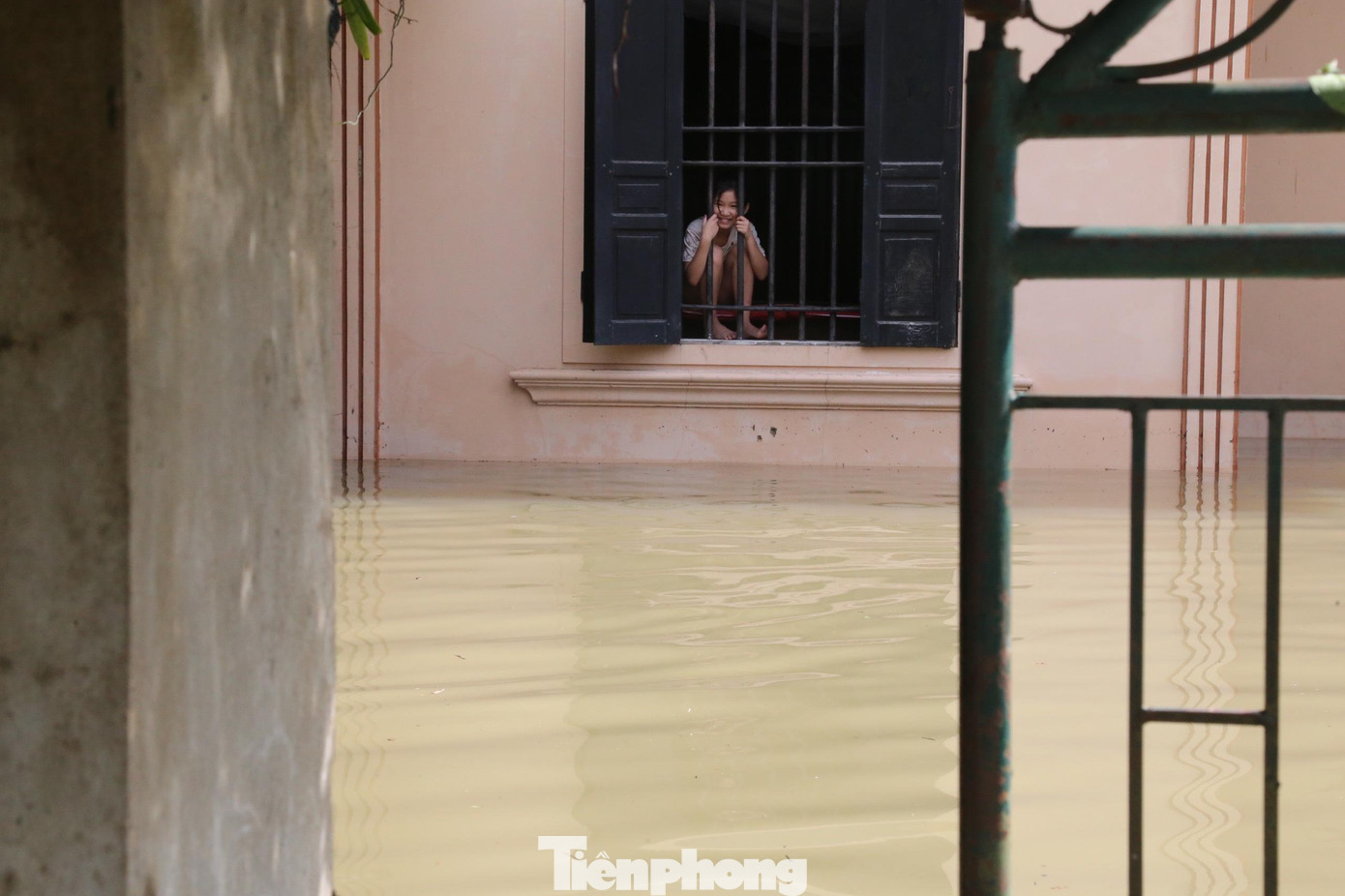 Ban Chỉ huy Phòng, chống thiên tai và Tìm kiếm cứu nạn huyện Quỳnh Lưu cho biết, ngoài gây ngập lụt hàng nghìn hộ dân, mưa lũ còn gây hư hại cho hơn 1.000ha hoa màu cùng nhiều thiệt hại về nuôi trồng thủy sản, chăn nuôi gia súc, gia cầm của bà con.