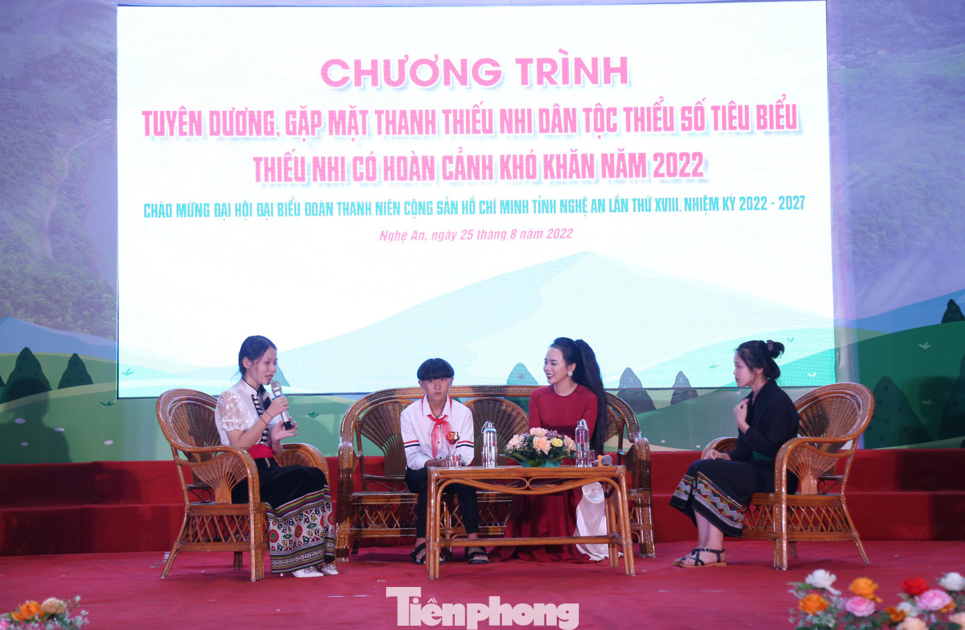 Giao lưu với 3 gương thanh thiếu nhi dân tộc thiểu số tiêu biểu, thiếu nhi có hoàn cảnh khó khăn đại diện cho 135 em đã được các cấp bộ Đoàn trong tỉnh Nghệ An nhận hỗ trợ, đỡ đầu. Giao lưu với 3 gương thanh thiếu nhi dân tộc thiểu số tiêu biểu, thiếu nhi có hoàn cảnh khó khăn đại diện cho 135 em đã được các cấp bộ Đoàn trong tỉnh Nghệ An nhận hỗ trợ, đỡ đầu.