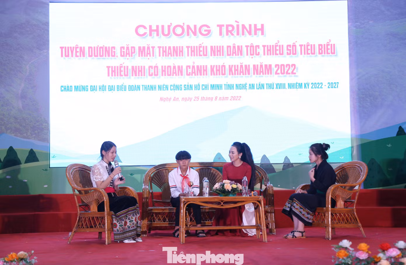 Giao lưu với 3 gương thanh thiếu nhi dân tộc thiểu số tiêu biểu, thiếu nhi có hoàn cảnh khó khăn đại diện cho 135 em đã được các cấp bộ Đoàn trong tỉnh Nghệ An nhận hỗ trợ, đỡ đầu.