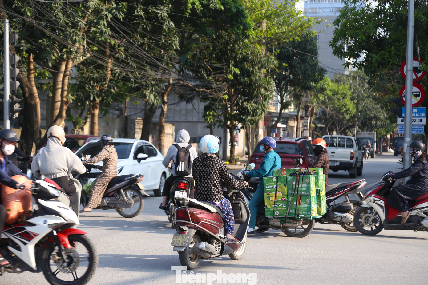 Anh Nguyễn Văn Trung (trú tại phường Quán Bàu, thành phố Vinh) chia sẻ: “Đèn tín hiệu hoạt động 'nhảy loạn' khiến việc tham gia giao thông gặp nhiều khó khăn. Tại ngã tư này đã xảy ra nhiều vụ tai nạn giao thông. Chúng tôi cũng rất lo lắng vì sợ mình vô tình vi phạm luật giao thông đường bộ. Hơn nữa, thành phố đã đưa vào hoạt động hơn 600 camera giám sát, sẽ ghi nhận lại và gửi thông tin phạt nguội về tận nhà”.