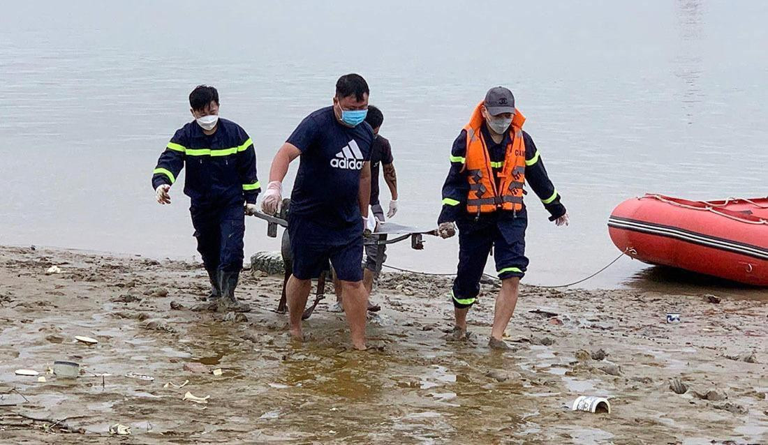 Thi thể nam thanh niên được đưa lên bờ Thi thể nam thanh niên được đưa lên bờ