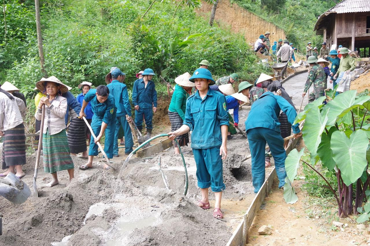 Cán bộ, chiến sĩ giúp dân làm đường nông thôn mới