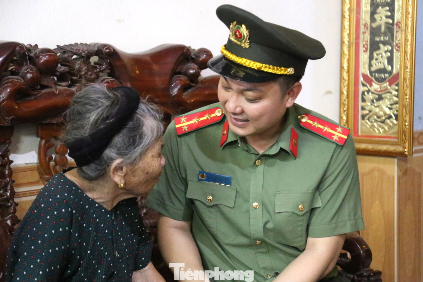 Anh Trần Đăng Biên – Bí thư Đoàn Thanh niên Văn phòng Bộ Công an tận tình thăm hỏi sức khỏe Mẹ Việt Nam anh hùng.