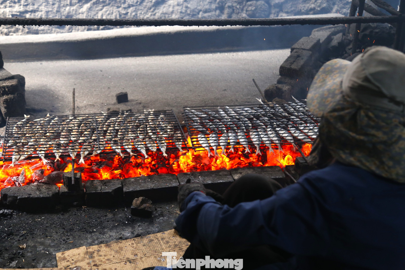Theo các thợ nướng cá nơi đây, nghề nướng cá phải khom lưng cả ngày, mỗi lúc bước ra khỏi lò thì quần áo, đầu tóc luôn ám mùi tanh nồng của cá, mùi khét của khói. Mỗi ngày, họ được trả công 250.000 - 300.000 đồng. Công việc vất vả nhưng cho thu nhập ổn định nên đa số người dân đều bám nghề.