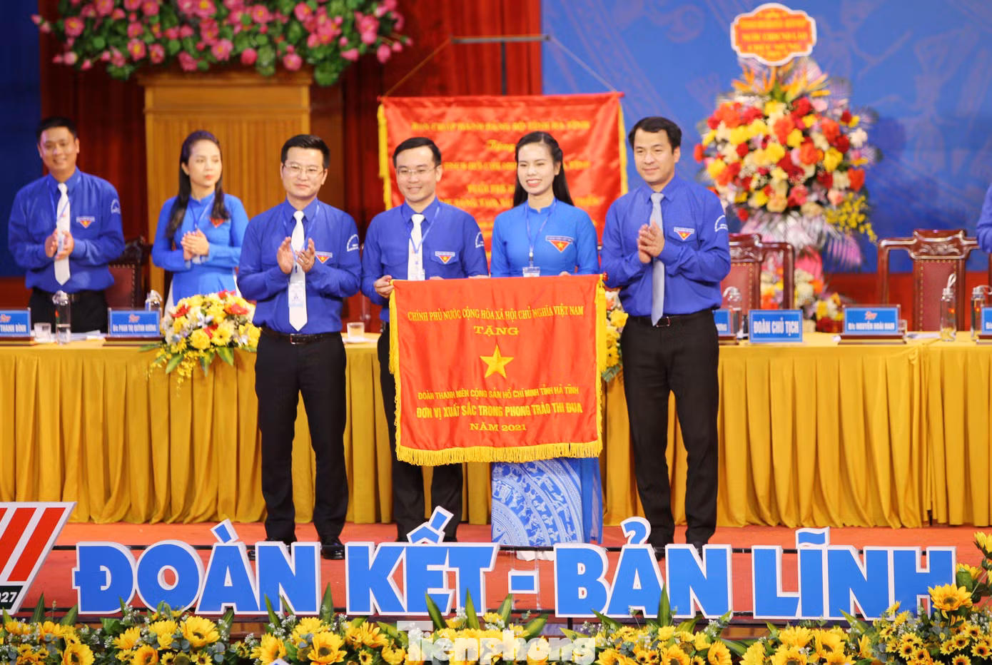 Tại Đại hội, thừa ủy quyền của Thủ tướng Chính phủ, anh Ngô Văn Cương - Bí thư Ban Chấp hành Trung ương Đoàn, Chủ nhiệm Ủy ban kiểm tra Trung ương Đoàn, trao cờ thi đua cho Đoàn TNCS Hồ Chí Minh tỉnh Hà Tĩnh.