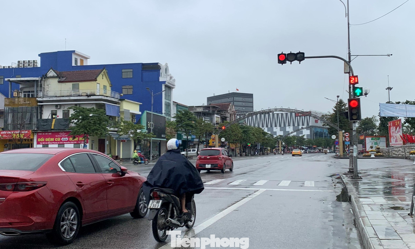 Ngã ba Hồ Tùng Mậu và Nguyễn Văn Cừ đã được tháo biển, cải tạo tín hiệu đèn.