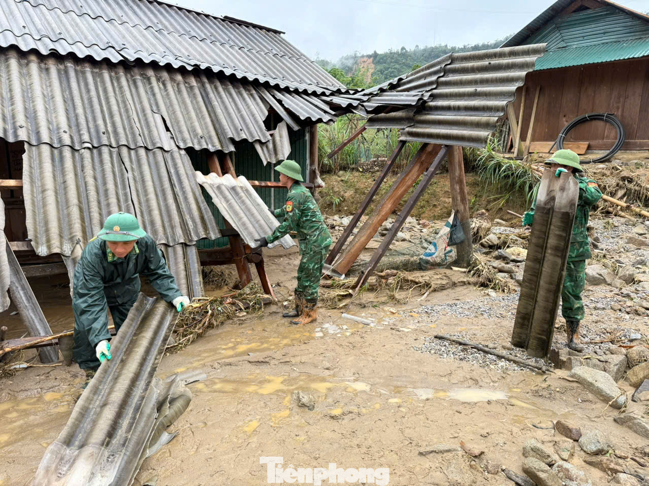 Lực lượng bộ đội, công an, dân quân, đoàn viên, thanh niên giúp đỡ người dân dọn dẹp bùn đất, gia cố lại nhà cửa và vận chuyển vật dụng bị hư hỏng ra khỏi khu vực nguy hiểm.