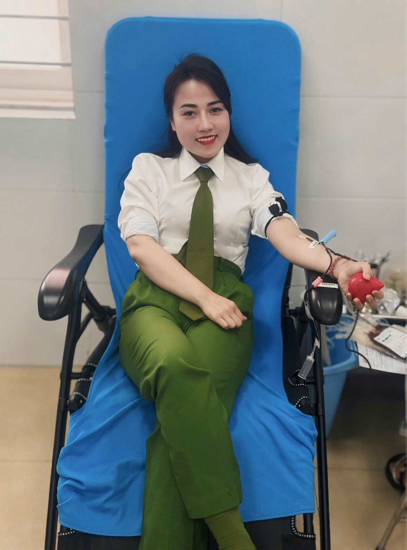 Thiếu tá Phan Thị Thuỳ Dung và Đại úy Trần Thị Ngọc Mai hiến máu Thiếu tá Phan Thị Thuỳ Dung và Đại úy Trần Thị Ngọc Mai hiến máu