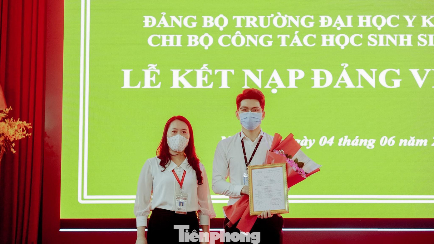 Tháng 6/2021, Nguyễn Đức Khang vinh dự được kết nạp Đảng