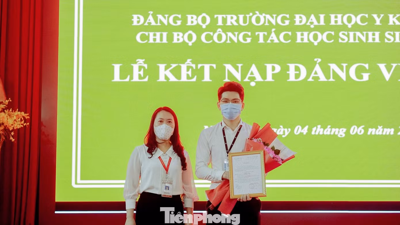Tháng 6/2021, Nguyễn Đức Khang vinh dự được kết nạp Đảng