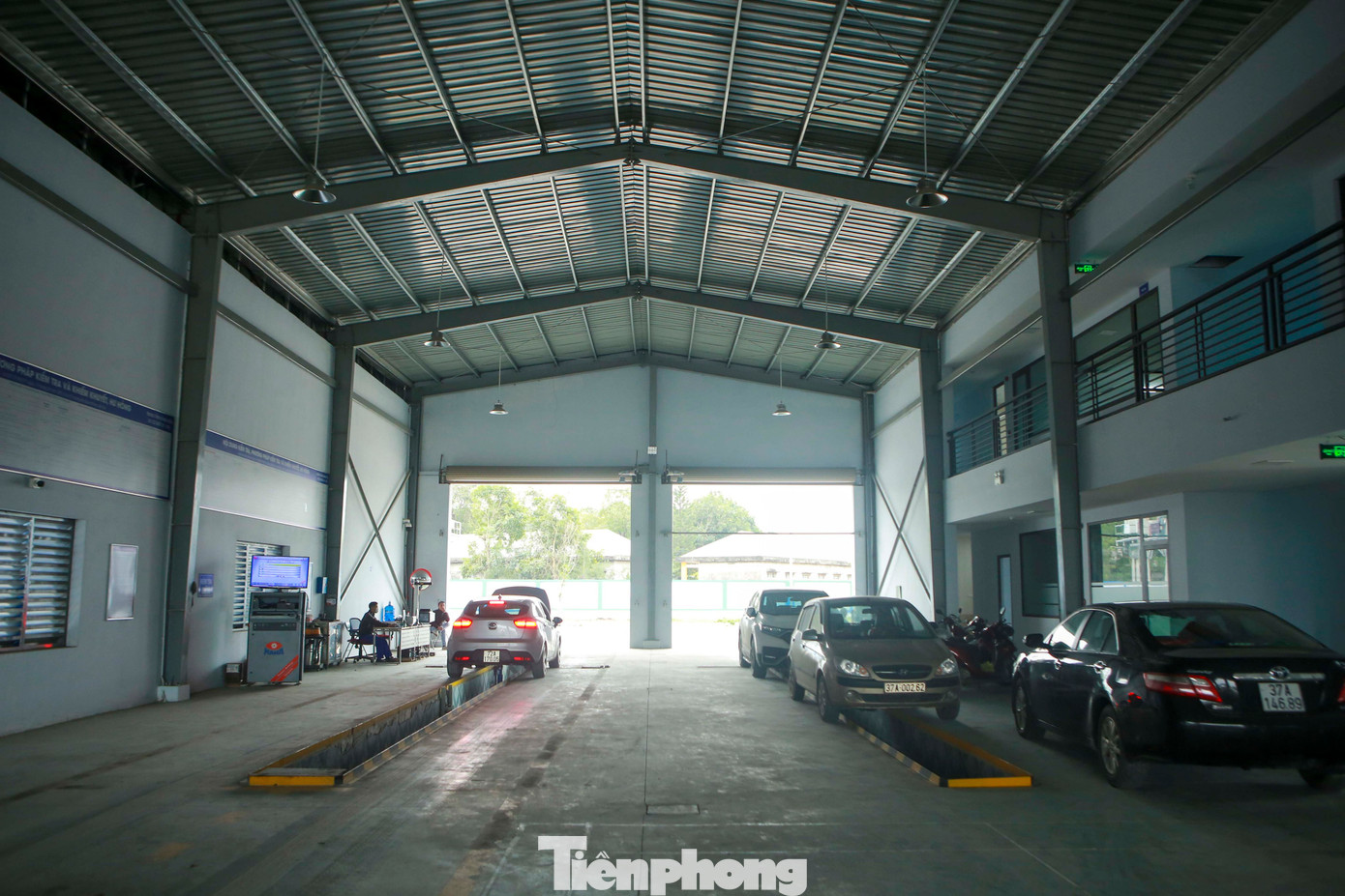 Ông Lê Xuân Phong – Phó Giám đốc Trung Tâm đăng kiểm xe cơ giới 3707D – Nghệ An lý giải, từ cuối tháng 12, trung tâm đã hạn chế không cho xe vào. Bởi, trung tâm chỉ có 3 đăng kiểm viên với 1 dây chuyền kiểm tra xe, mỗi ngày chỉ có thể làm được 28-30 xe. “Việc xếp số là để tránh được hiện tượng cò mồi. Tất cả người dân thực sự muốn khám đến đây chúng tôi sẽ cấp giấy hẹn, gọi điện chúng tôi sẽ không nhận. Nhiều trường hợp 1 người gọi cho nhiều người, nhưng không thấy đưa xe đến”, ông Phong cho hay. Ông Lê Xuân Phong – Phó Giám đốc Trung Tâm đăng kiểm xe cơ giới 3707D – Nghệ An lý giải, từ cuối tháng 12, trung tâm đã hạn chế không cho xe vào. Bởi, trung tâm chỉ có 3 đăng kiểm viên với 1 dây chuyền kiểm tra xe, mỗi ngày chỉ có thể làm được 28-30 xe. “Việc xếp số là để tránh được hiện tượng cò mồi. Tất cả người dân thực sự muốn khám đến đây chúng tôi sẽ cấp giấy hẹn, gọi điện chúng tôi sẽ không nhận. Nhiều trường hợp 1 người gọi cho nhiều người, nhưng không thấy đưa xe đến”, ông Phong cho hay.