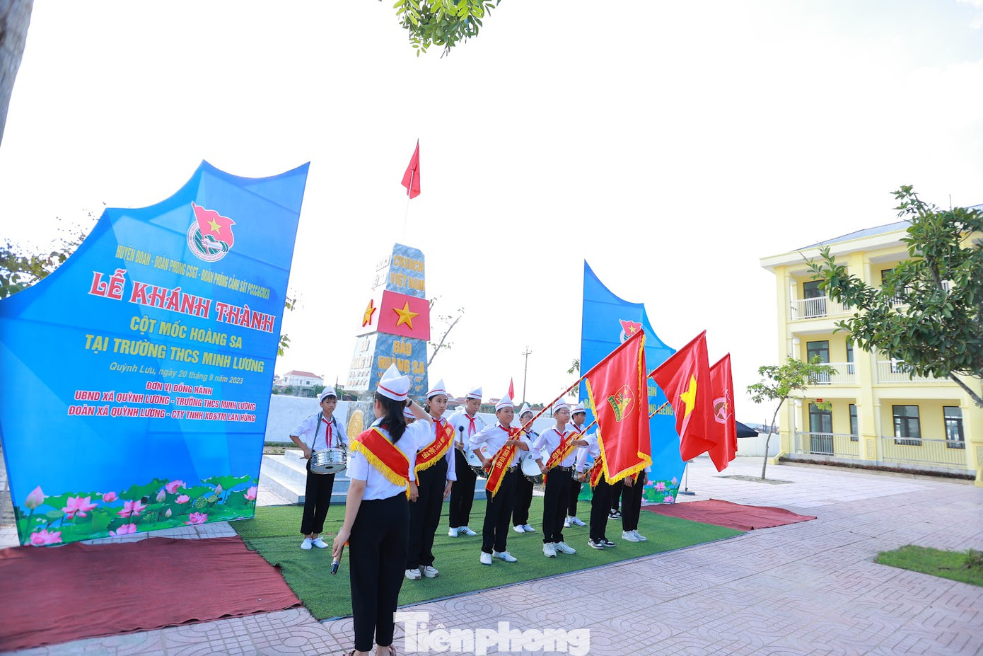 Công trình cột mốc Hoàng Sa được khởi công và xây dựng từ tháng 6/2023. Trải qua 3 tháng xây dựng, công trình đã hoàn thiện và đưa vào sử dụng, với tổng kinh phí gần 100 triệu đồng. Trong ảnh là Lễ chào cờ tại công trình cột mốc Hoàng Sa.