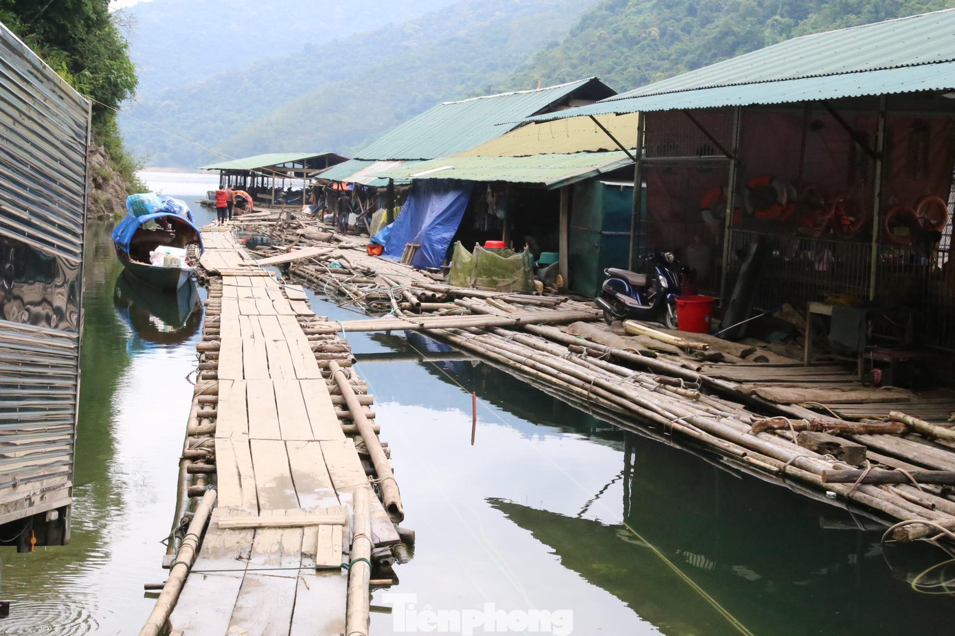 Cuộc sống, nghề nghiệp của cư dân nơi đây hết sức đa dạng, có gia đình chỉ chuyên nghề đánh cá, nhà mở quán hàng bán cho khách qua lại bến thượng lưu, người nuôi cá lồng bè,…
