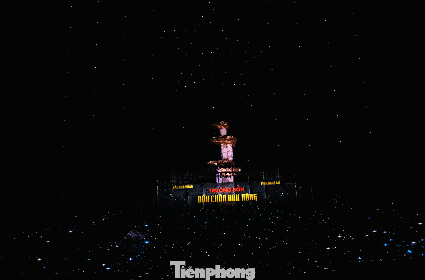 Một trong những điểm nhấn của chương trình là màn trình diễn nghệ thuật ánh sáng bằng flycam. Một trong những điểm nhấn của chương trình là màn trình diễn nghệ thuật ánh sáng bằng flycam.