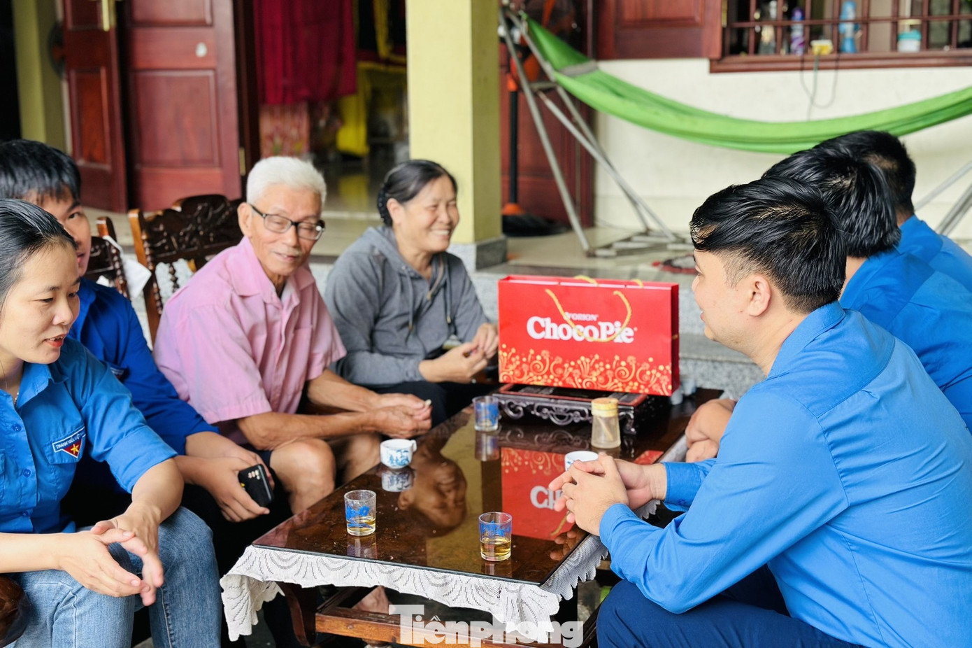 Ban Thường vụ Huyện đoàn Quỳnh Lưu đã đến thăm, tặng quà gia đình bà Đinh Thị Lộc – thân nhân liệt sĩ Đinh Thị Vinh - Đại đội 317, Đội 65, Tổng đội TNXP Nghệ An hy sinh ngày 31/10/1968.