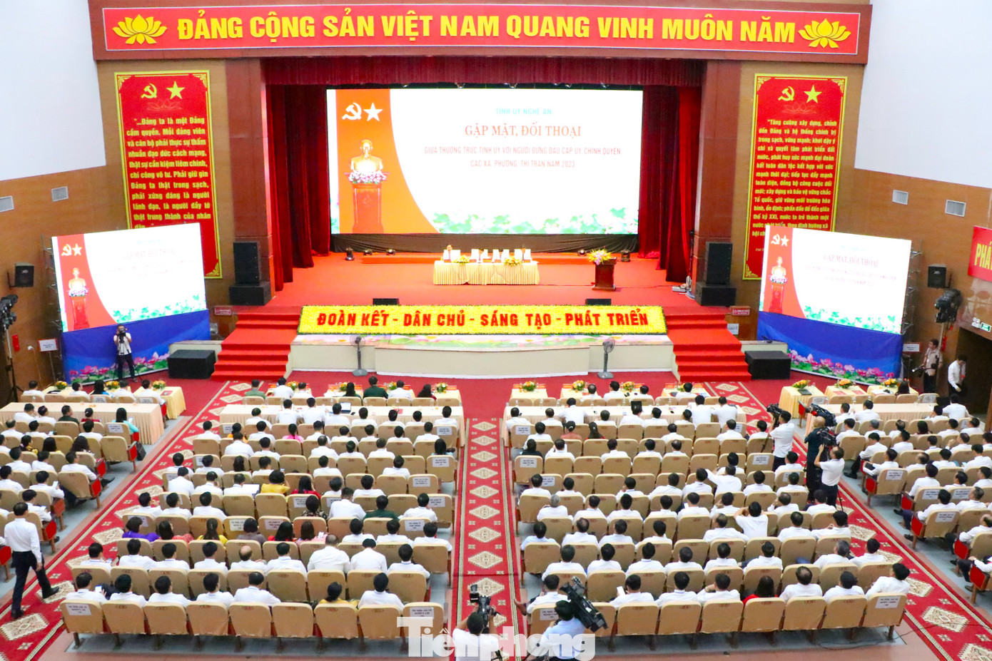 Toàn cảnh chương trình gặp mặt, đối thoại. Toàn cảnh chương trình gặp mặt, đối thoại.