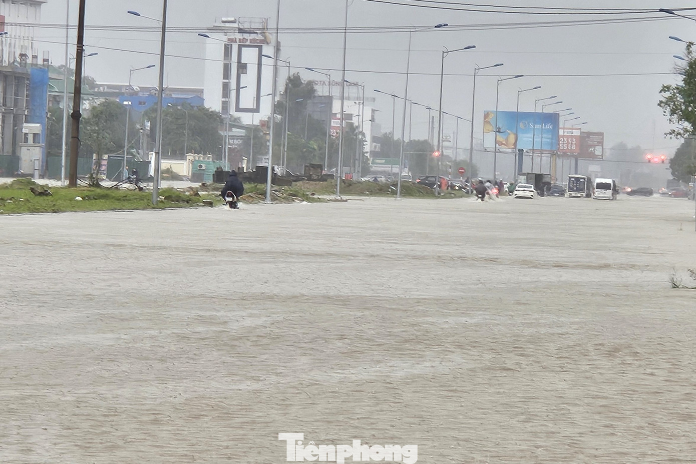 Ghi nhận sáng 13/11, mưa lớn kéo dài đã khiến nhiều tuyến đường nội thành của TP Vinh bị ngập nặng. Các hố thu tiêu thoát chậm, tạo thành biển nước. Trong ảnh: Tuyến đường 72m ngập băng.