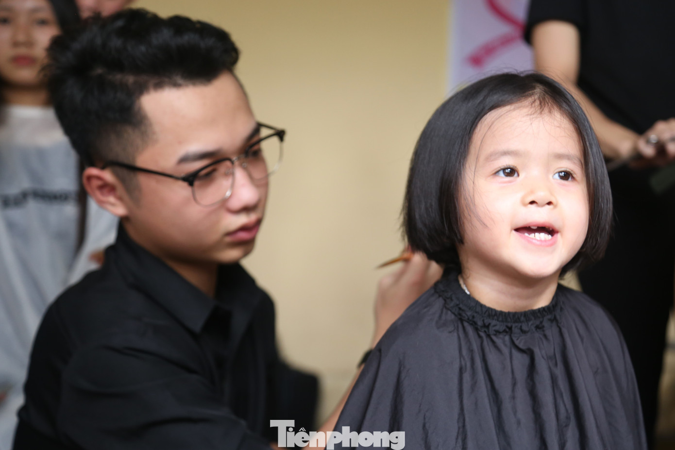 Bé Nguyễn Hoàng Bảo An (4 tuổi, trú huyện Hưng Nguyên, Nghệ An) được xem là người hiến tóc nhỏ tuổi nhất. “Khi biết đến chương trình, tôi cho con xem hình ảnh các bạn ung thư bị rụng tóc và nói con đi hiến tóc, con rất hào hứng”, mẹ Bảo An chia sẻ.