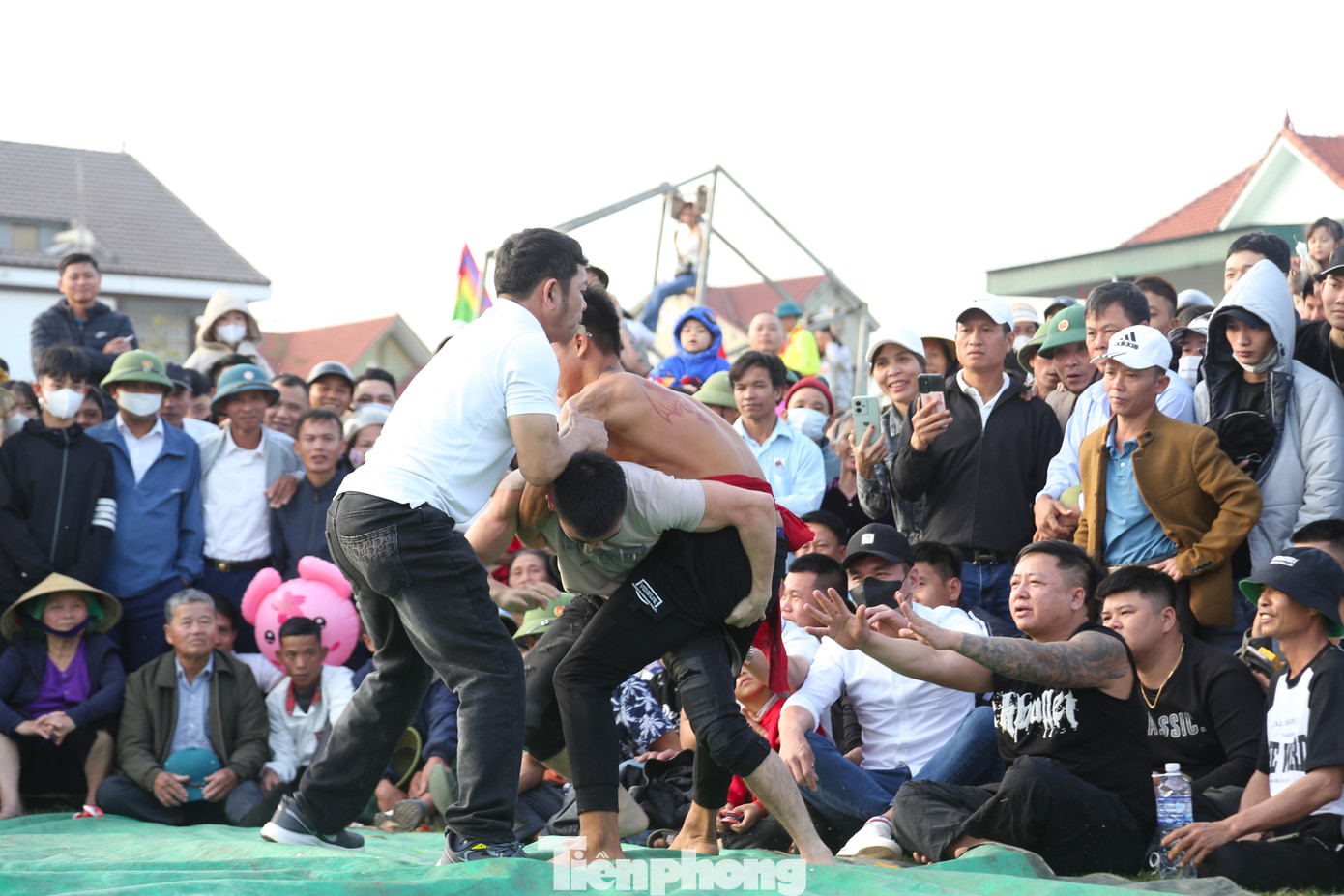 Trọng tài làm việc trách nhiệm và công tâm, kịp thời can thiệp trong các tình huống có nguy hiểm khi các đô vật quá "say" thi đấu.