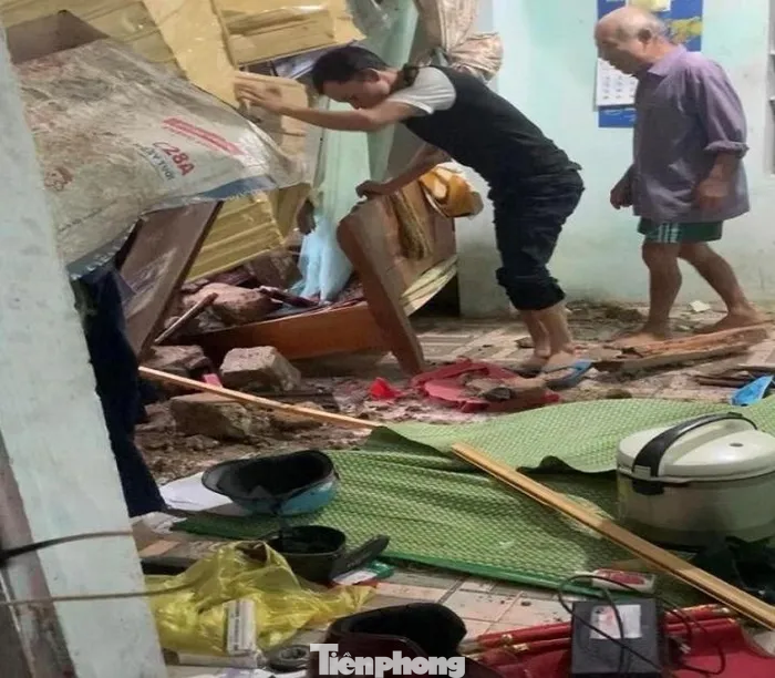 Nhà của một hộ dân đổ sập trong lúc ăn cơm.