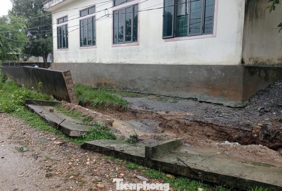 Hàng rào trường Tiểu học Thanh Tiên bị đổ sập Hàng rào trường Tiểu học Thanh Tiên bị đổ sập