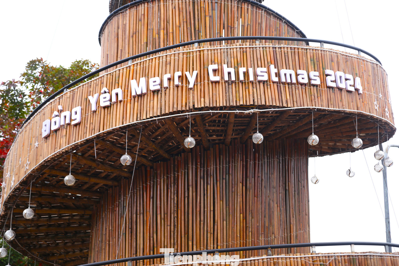 “Cây thông Noel được thiết kế 3 tầng, cao 22m, bệ dưới cùng có đường kính rộng 8m. Để làm nên cây thông độc đáo này, hơn 30 người làm việc mỗi ngày, ròng rã gần 1 tháng. Người dân có thể đi vòng quanh lên tháp cây thông để quan sát phía dưới và xung quanh”, ông Văn chia sẻ.